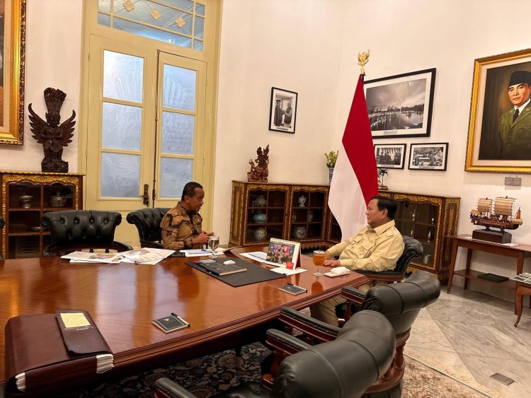 Presiden Prabowo Subianto menerima Menteri ESDM Bahlil Lahadalia di Istana Merdeka