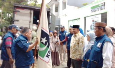 Mantan Gubernur Aceh, Abdullah Puteh, Melepas Tim Relawan ke Sumatera