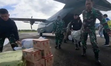TNI AL Distribusikan Bantuan Sembako Bagi Masyarakat Takengon Melalui Udara