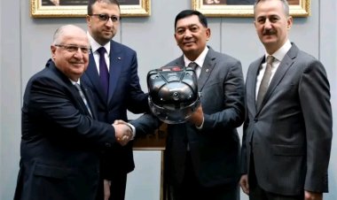 Menhan Sjafrie Terima Helm Pilot Jet Tempur KAAN Turki