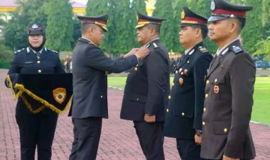 Wakapolda Sulsel Pimpin Upacara Penganugerahan Satyalancana Pengabdian Personel Polda Sulsel