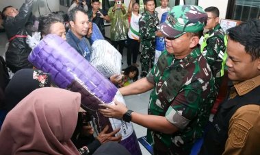 Pangdam IV/Diponegoro Tinjau Bagikan Bantuan korban Banjir Bandang dan Tanah Longsor di Purbalingga dan Pemalang