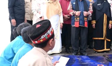 Mendikdasmen Tinjau Kelas Darurat dan Beri Bantuan di SMPN 22 Takengon