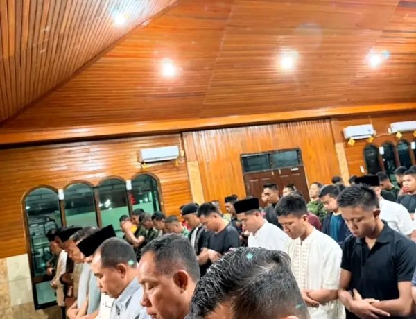 Panglima TNI Sholat Subuh Berjamaah Bersama Prajurit Satgas Pamtas RI-PNG Mobile