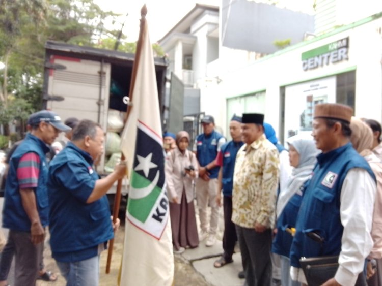 Mantan Gubernur Aceh, Abdullah Puteh, Melepas Tim Relawan ke Sumatera