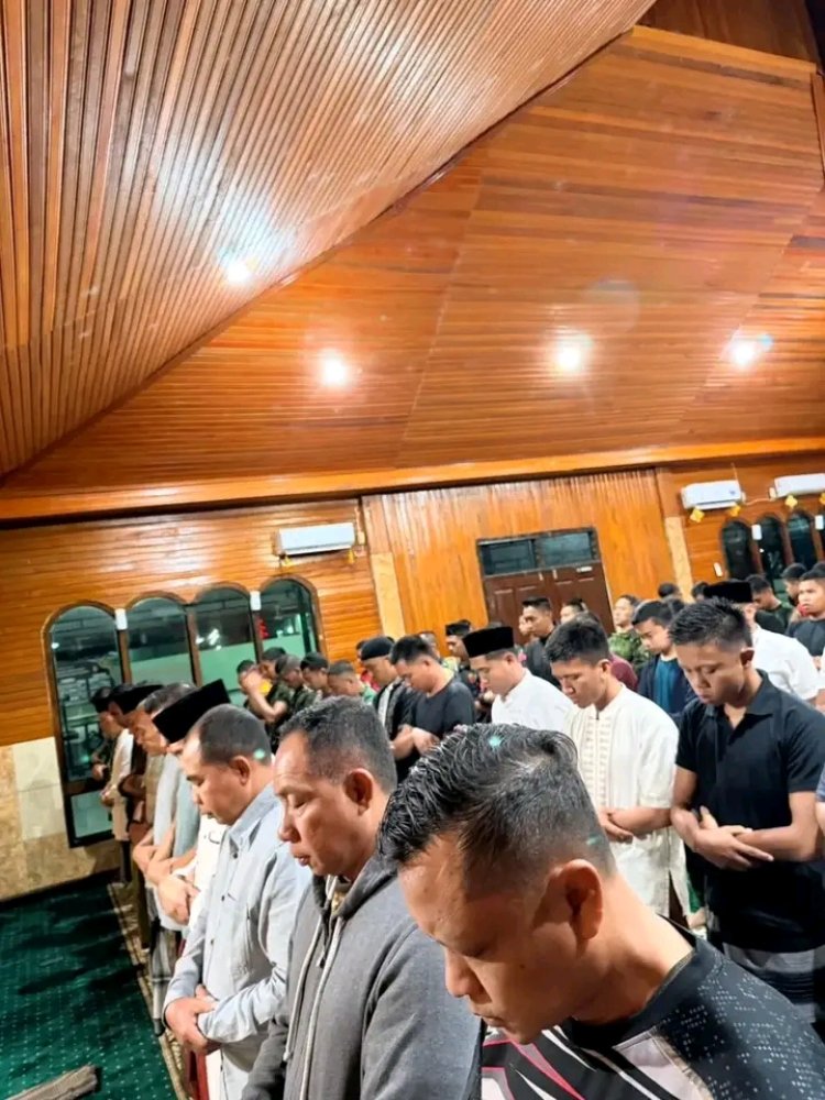 Panglima TNI Sholat Subuh Berjamaah Bersama Prajurit Satgas Pamtas RI-PNG Mobile