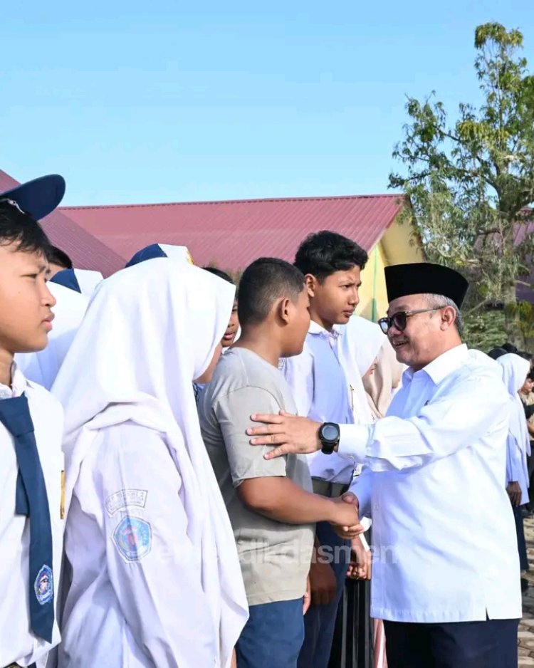Hari Pertama Sekolah Bersama Mendikdasmenl Pimpin Upacara Bendera SMAN 4 Kejuruan Muda Aceh Tamiang 