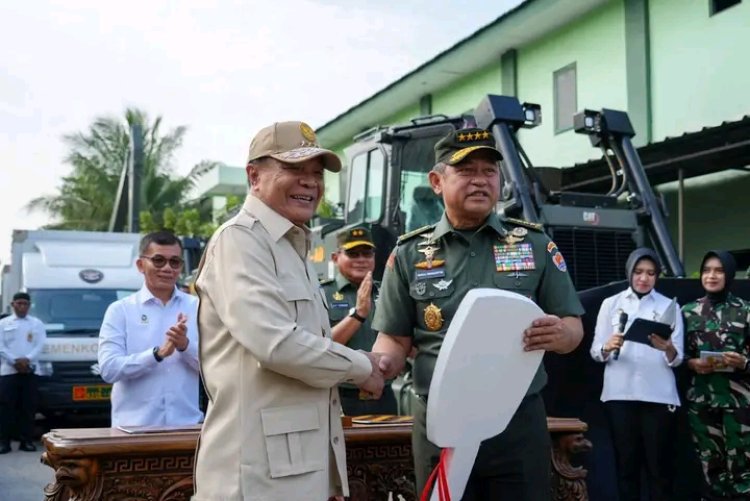 Kemenko Polkam Kirim Bantuan 20 Unit Mobil Penjernih Air pada Korban Bencana di Sumatera dan Aceh