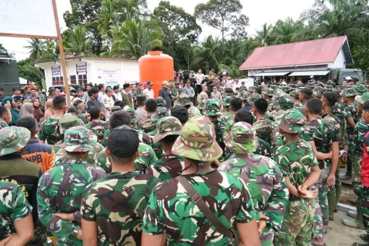 Menko Polkam Temui Pengungsi Kabupaten Agam dan Prajurit