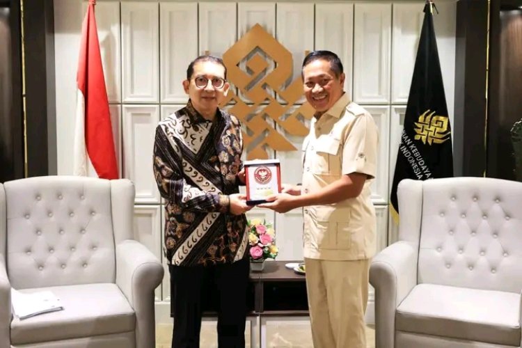 Perkuat Sinergi Kebudayaan dan Pertahanan, Menkebud Bertemu Wakil Menhan