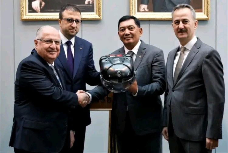 Menhan Sjafrie Terima Helm Pilot Jet Tempur KAAN Turki