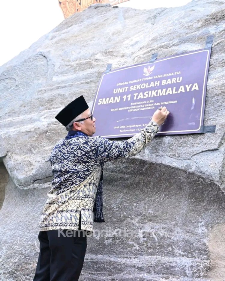 Wamen Atip Resmikan Revitalisasi 24 Satuan Pendidikan di Tasikmalaya