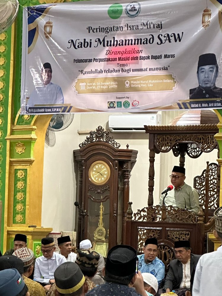 Bupati Maros Serahkan Bantuan Buku Perpustakaan Masjid Jami Nurul Mukmin