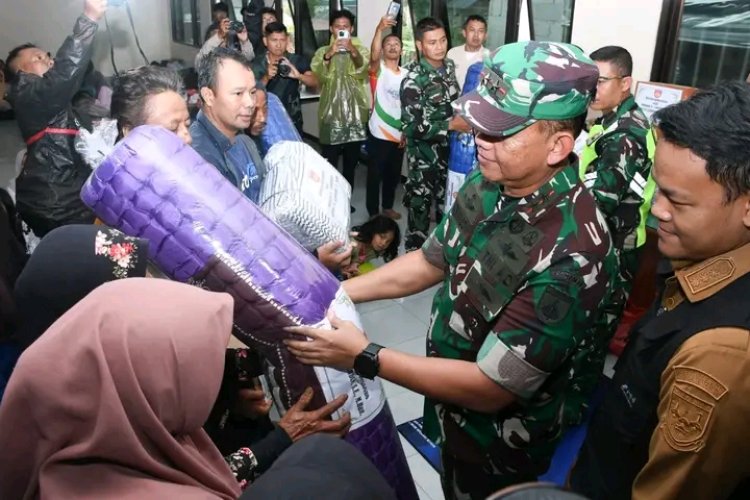 Pangdam IV/Diponegoro Tinjau Bagikan Bantuan korban Banjir Bandang dan Tanah Longsor di Purbalingga dan Pemalang