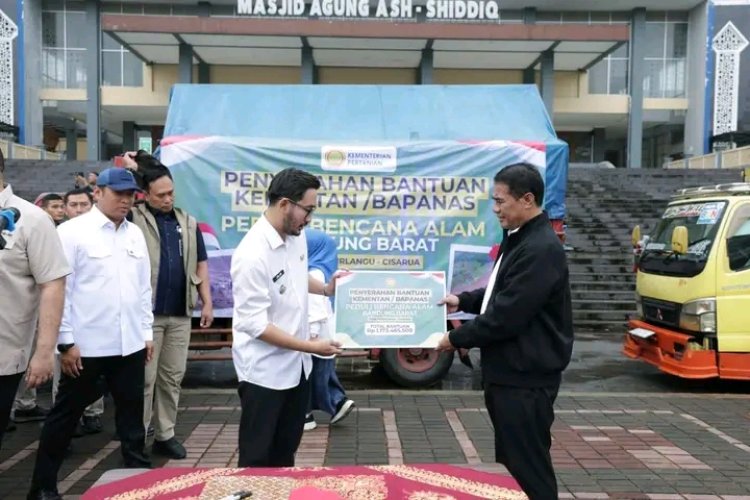 Mentan Amran Gerak Cepat Salurkan 24 Truk Bantuan Untuk Korban Longsor Cisarua, Siapkan Solusi Permanen Cegah Bencana