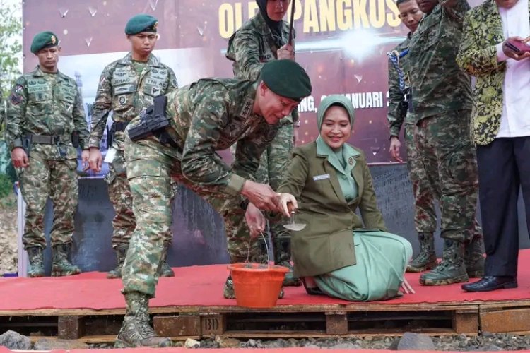 Pangkostrad Letakkan Batu Pertama Pembangunan Masjid Al Fajr Yon Taipur Kostrad