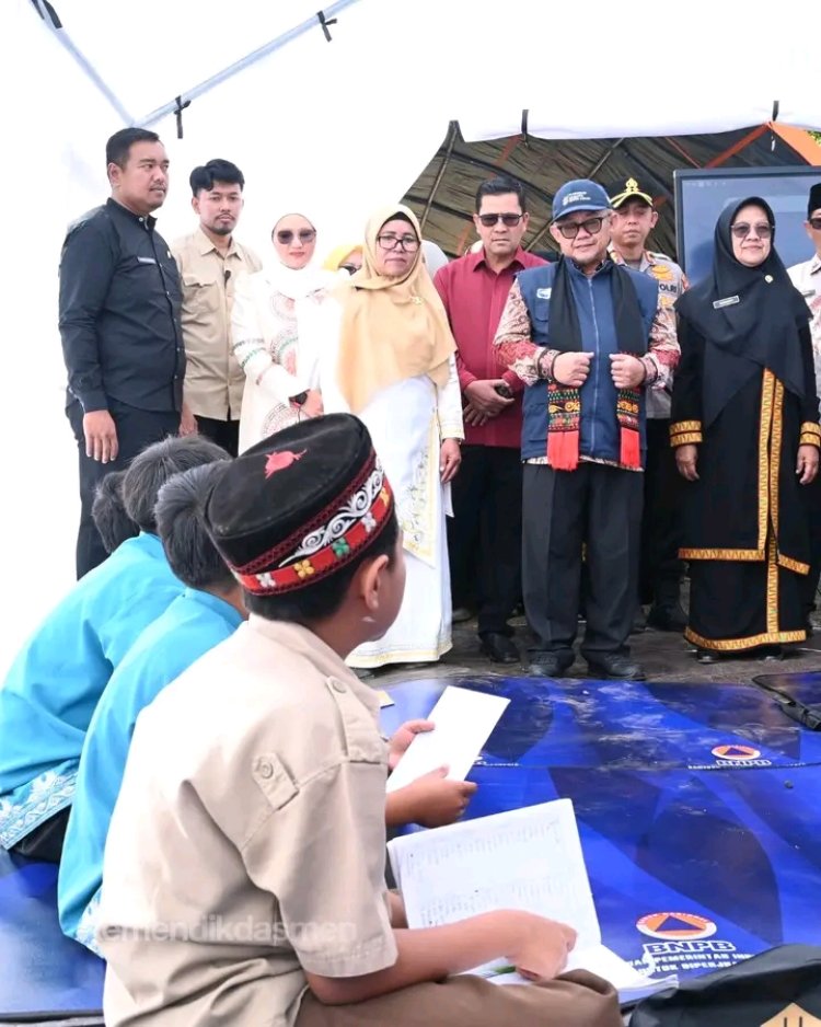 Mendikdasmen Tinjau Kelas Darurat dan Beri Bantuan di SMPN 22 Takengon