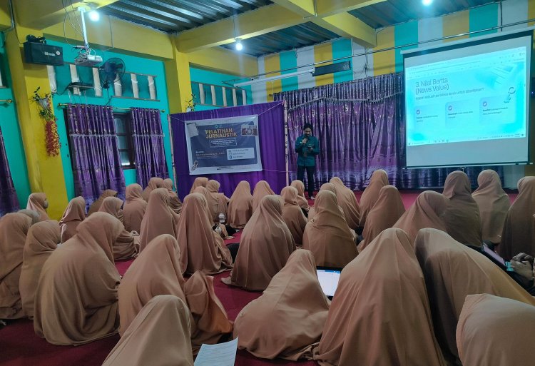 Bekali Siswi Literasi Digital dan Dakwah, SMP IT Wahdah Islamiyah Putri Gelar Pelatihan Jurnalistik Dasar