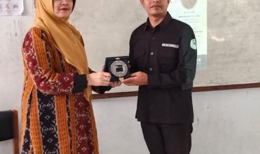 Dosen KPI Unisba Ajarkan Remaja Desa Wisata Lebak Muncang “Jinakkan” Gadget Lewat Adab Islam