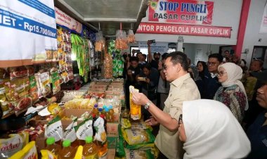 Mendag Tinjau Harga dan Ketersediaan Bapok di Pasar Cuplik, Sukoharjo ni
