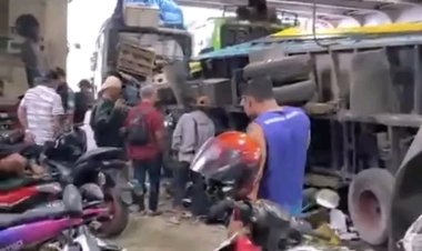 Cuaca Buruk, KMP Mandala Feri Rute Kolaka -Bone Putar Balik, Puluhan Kendaraan Terbalik 
