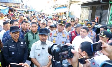 Kapolda Sulsel Bersama Gubernur Tinjau Harga Bahan Pokok di Pasar Terong Makassar
