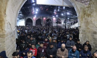 Warga Gaza Salat Tarawih di Reruntuhan Masjid Agung Omari