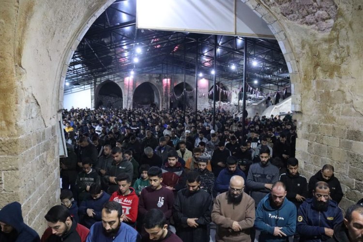 Warga Gaza Salat Tarawih di Reruntuhan Masjid Agung Omari