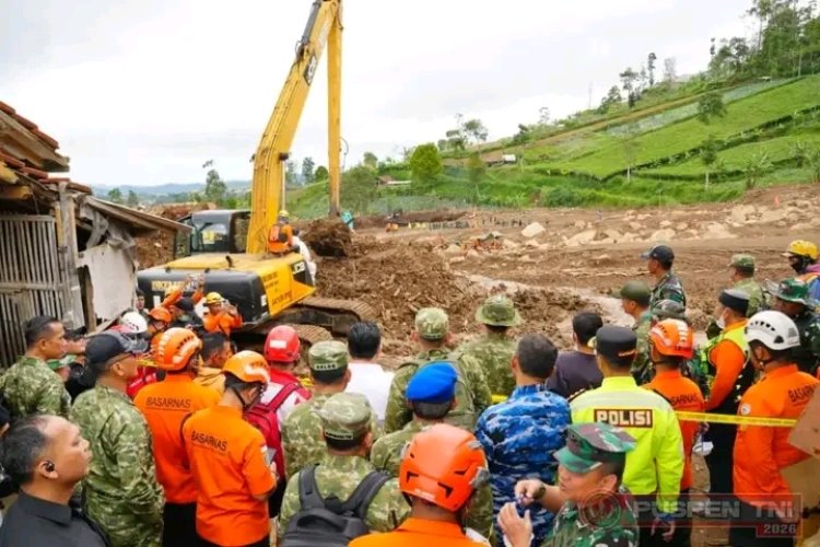 Panglima TNI Tinjau Lokasi Longsor Cisarua