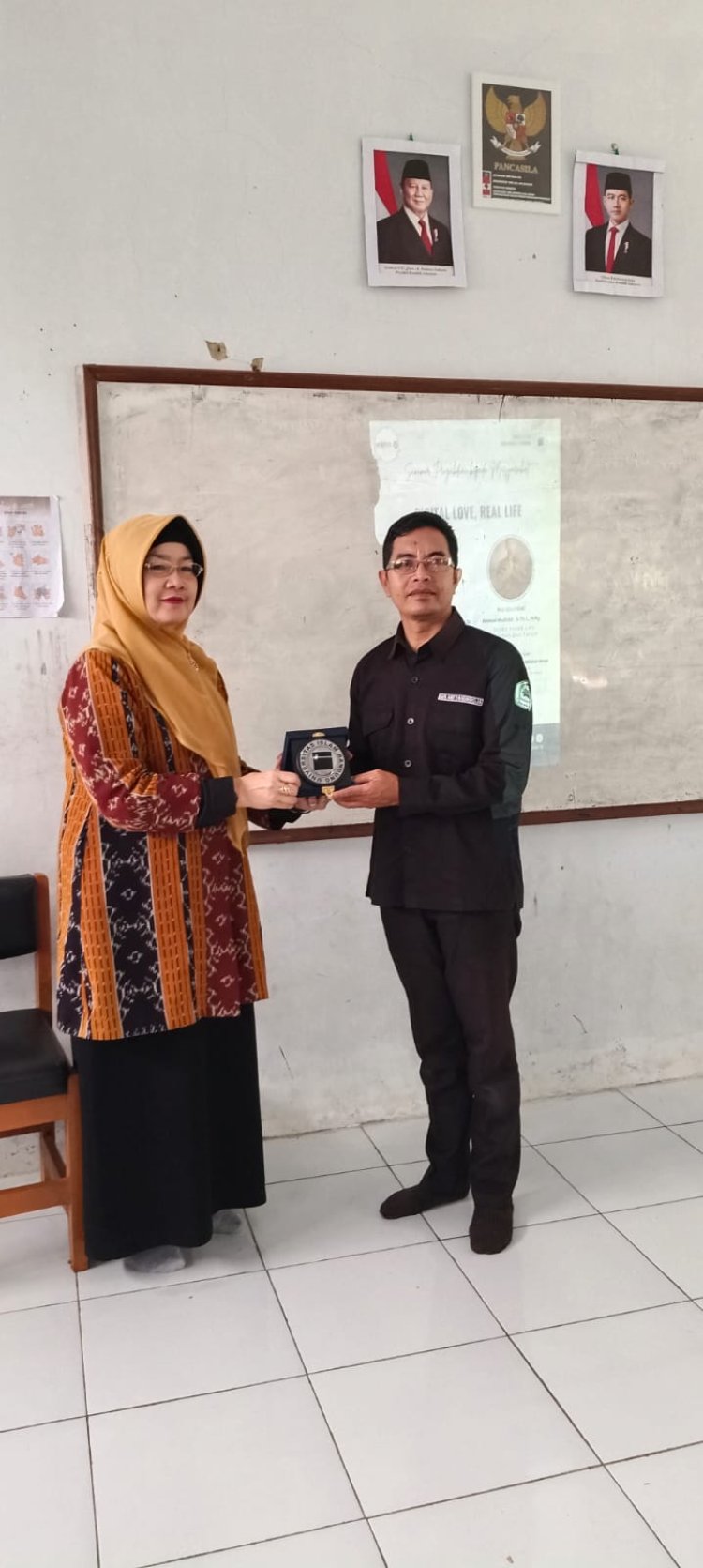 Dosen KPI Unisba Ajarkan Remaja Desa Wisata Lebak Muncang “Jinakkan” Gadget Lewat Adab Islam