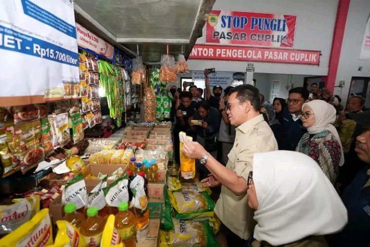 Mendag Tinjau Harga dan Ketersediaan Bapok di Pasar Cuplik, Sukoharjo ni