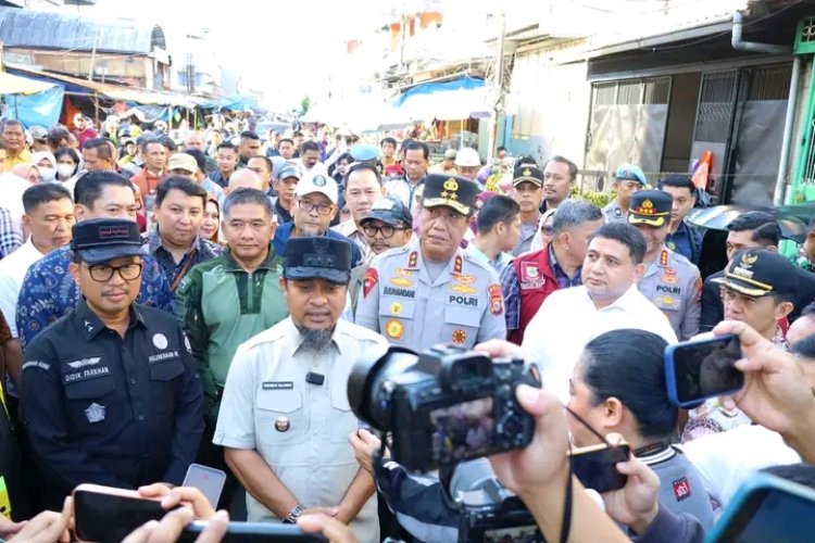 Kapolda Sulsel Bersama Gubernur Tinjau Harga Bahan Pokok di Pasar Terong Makassar