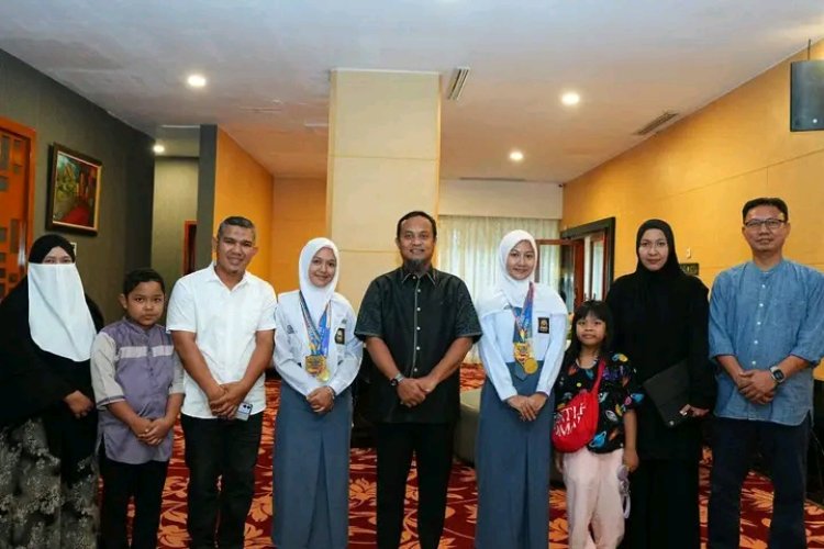 Dua Siswi Bantaeng Borong Tiga Medali Dunia, Dr. Iswadi Harap Prabowo Subianto Undang ke Istana Negara
